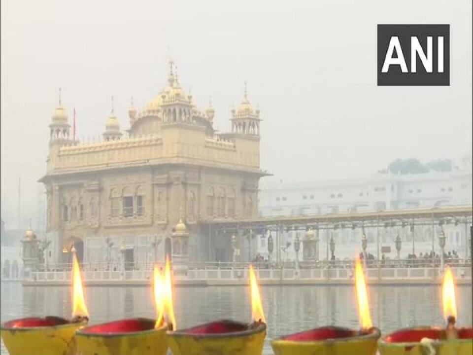 Devotees Visit Amritsar's Golden Temple On Bandi Chhor Divas And Diwali ...